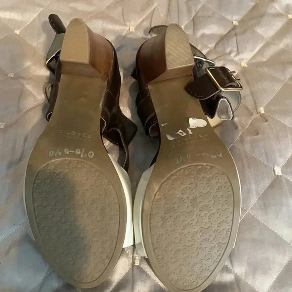 Kenneth Cole Reaction| Woman’s wooden heeled open toe sandal/shoe. Size: 7 - Picture 5 of 5